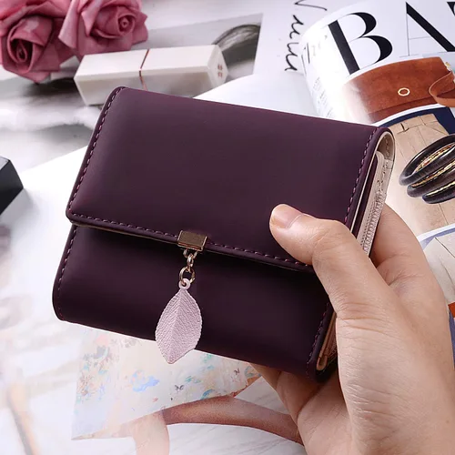 Miniatura 2 de UTO - Cartera pequeña RFID de piel sintética con dije de hoja, cierre de cremallera y tarjetero.