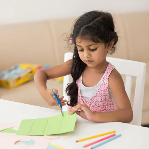 Miniatura 2 de Tijeras infantiles de 5 pulgadas, paquete de 4 tijeras escolares de seguridad para niños, acero inoxidable, colores surtidos, zurdos o diestros