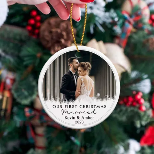 Miniatura 6 de Adorno de cerámica personalizable con texto en inglés «Our First Christmas Married», adorno de Navidad personalizado para el señor y la señora