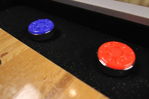 Miniatura 3 de Mesas de Shuffleboard LED Atomic de 9 pies con superficie de juego recubierta de polímero para una acción suave y rápida de disco y patas