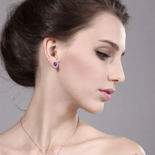 Miniatura 5 de Gem Stone King Aretes de tuerca de amatista morada de oro blanco de 14 quilates de 1.00 quilates para mujer Piedra natal Redondo de 0.197 in, Oro