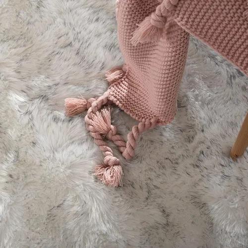 Miniatura 7 de Goolela Alfombra mullida de piel sintética de 2 x 6 pies para dormitorio, color blanco con puntas grises, alfombra de piel de oveja sintética