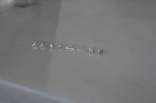 Miniatura 8 de Juego de pequeños aretes de tuerca con forma geométrica, pequeños aretes de plata esterlina, segundo piercing, tercer piercing, caramelo de oreja