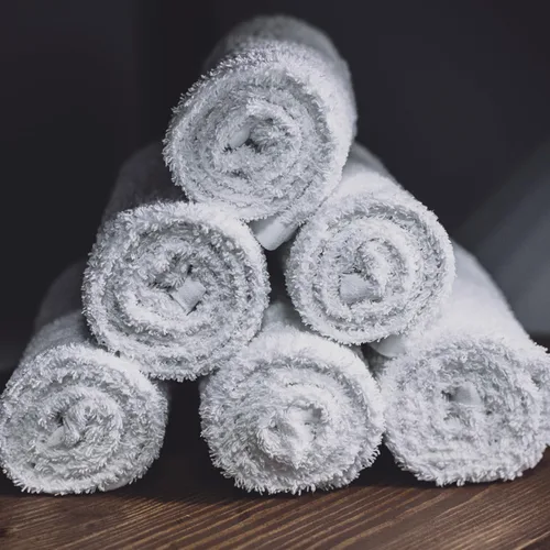 Miniatura 7 de Paquete de 24 toallas de baño de algodón blancas de 22 x 44 pulgadas, ligeras, de secado rápido, de grado comercial