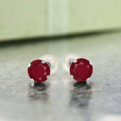 Miniatura 2 de Pendientes de tuerca de oro blanco de 14 quilates con piedras preciosas de rubí rojo de 0.236in