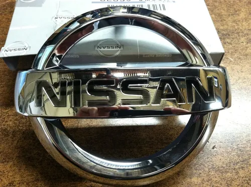 Nissan Nuevo emblema de parrilla frontal OEM, se adapta a muchos modelos, incluyendo Altima, Murano, Rogue y Quest, consulta la lista a continuación