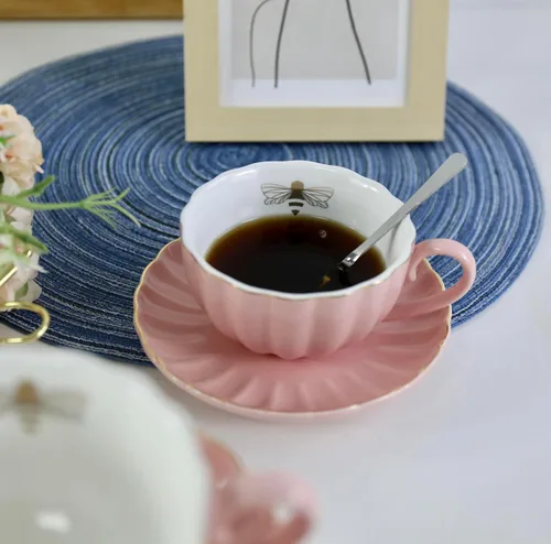 Miniatura 7 de YBK Tech Strengthen - Juego de tazas y platillos de porcelana, taza de 9 onzas con platillo, abeja dorada dentro de la taza (rosa)