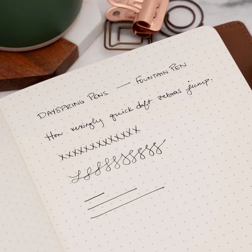 Miniatura 6 de Dayspring Pens Alexandria - Pluma estilográfica negra con borde dorado, punta media, convertidor de tinta y cartuchos de inicio incluidos, grabado