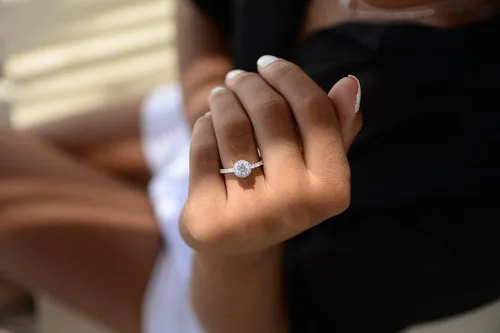 Miniatura 2 de LEMON GRASS Anillo de compromiso de diamantes con halo redondo de 1.22 qt con banda pavé en plata de ley con circonita cúbica transparente