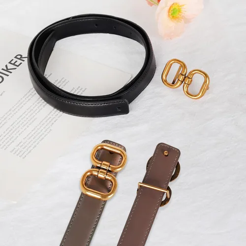Miniatura 299 de Cinturón de cuero clásico con hebilla de metal para mujer con vestido de jeans