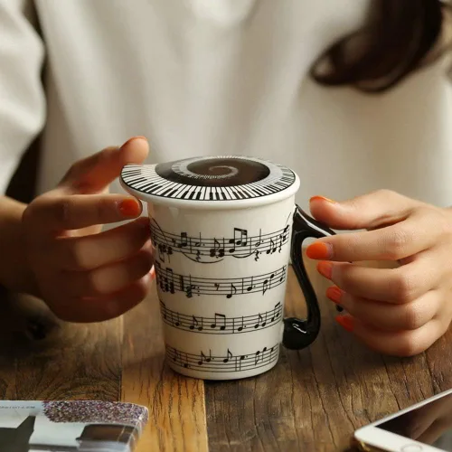 Miniatura 3 de HLJgift, taza de cerámica con diseño musical, para té y café, con tapa con pentagrama y notas musicales como regalo de San Valentín y el día