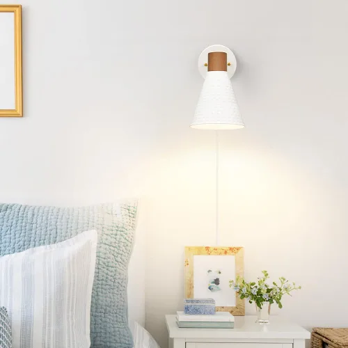 Miniatura 2 de Juego de 2 apliques de pared blancos enchufables, lámpara de pared moderna con cable de enchufe, aplique de madera con pantalla de metal martillado