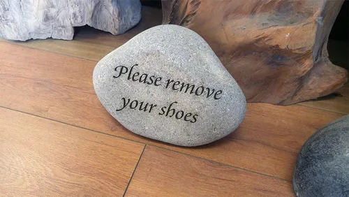 Miniatura 2 de Letrero de piedra grabada con texto en inglés "Please remove your shoes ", inspirador arenado, ideas de regalo únicas y hermosas, rocas naturales