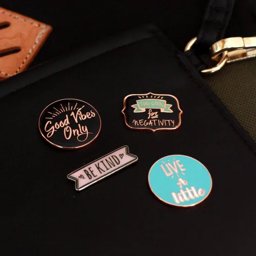 Miniatura 7 de PinMart Pin de solapa esmaltado motivacional Pin de solapa esmaltado chapado en níquel y cobre para ropa, bolsas y cordones Pin inspirador que