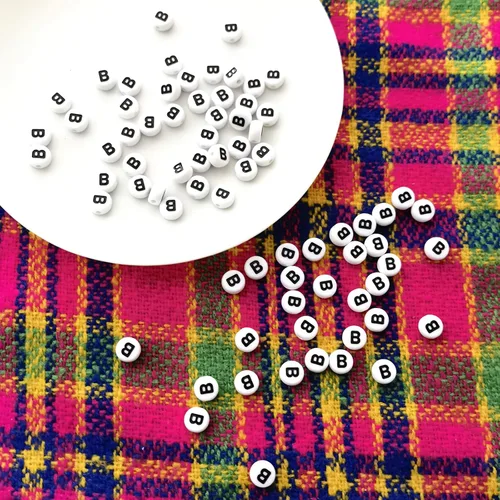 Miniatura 4 de Amaney - Cuentas de letras B 100 piezas 0.27 x 0.15 pulgadas cuentas acrílicas redondas blancas del alfabeto negro para hacer joyas de pulsera