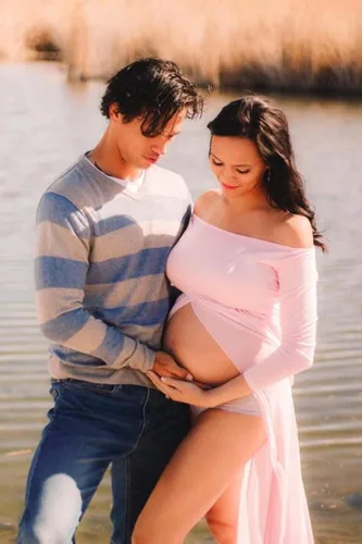 Miniatura 3 de Yuanlar Vestido de maternidad de manga larga con hombros descubiertos, vestido de gasa con abertura frontal para sesión de fotos