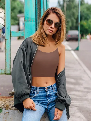 Miniatura 6 de Paquete de 4 camisetas cortas sin mangas para mujer, camiseta corta con tirantes delgados, camiseta básica deportiva, media camisola