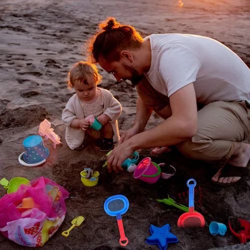 Miniatura 5 de Toddmomy Juguetes de playa para niños, tamices de arena con mango largo, juego de pala de arena de plástico de 8 piezas para baño al aire libre