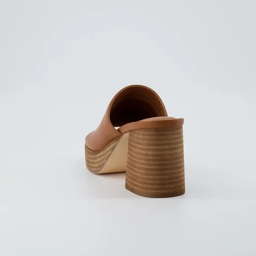 Miniatura 5 de CUSHIONAIRE Sandalia Keeper suave de una banda de tacón + espuma viscoelástica, anchos disponibles, whisky 11 W, whisky