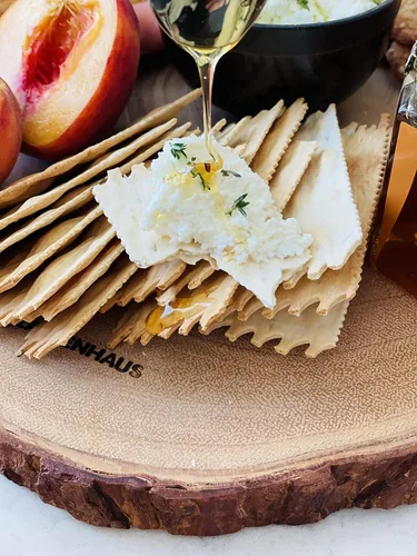 Miniatura 3 de Zassenhaus Natural Bark - Tabla redonda de madera de acacia para servir y queso, 12.5 pulgadas, marrón