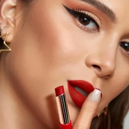 Miniatura 4 de ESIKA Colorfix Lápiz labial mate 24H Rojo Actitud 2 g / 0.07 oz.