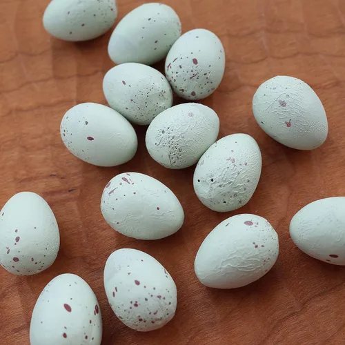 Miniatura 3 de FOIBURELY 8 huevos de plástico canarios sólidos para incubar huevos para engañar a los pájaros para dejar de poner huevos, huevos falsos