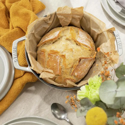 Miniatura 3 de Staub - Olla redonda de hierro fundido de 4 cuartos, color trufa blanca, fabricada en Francia blanco (White Truffle)