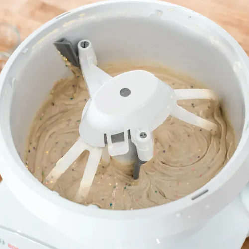 Miniatura 9 de Bosch Universal Plus- Batidora de pie con paquete de accesorios NutriMill Baker's Pack que incluye raspador de tazón, paletas para galletas