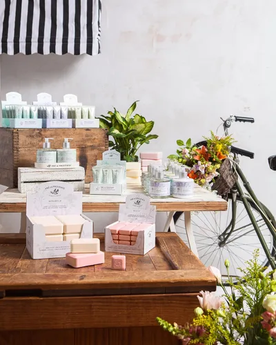 Miniatura 5 de Pre de Provence Collection Loción de manos emoliente suave y sedosa enriquecida con manteca de karité, sal marina, 11 onzas líquidas