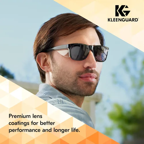 Miniatura 7 de KleenGuard™ V30 Maverick™ - Gafas de seguridad (49311), con revestimiento antivaho KleenVision™, lentes ahumadas, montura negra, gafas de sol unisex