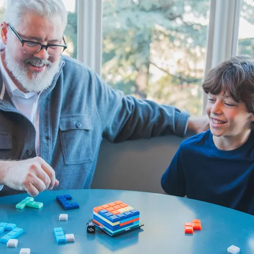 Miniatura 3 de Educational Insights Upzzle - Juegos de mesa estratégicos de apilamiento para niños, adolescentes y adultos, desafío vertical de construcción
