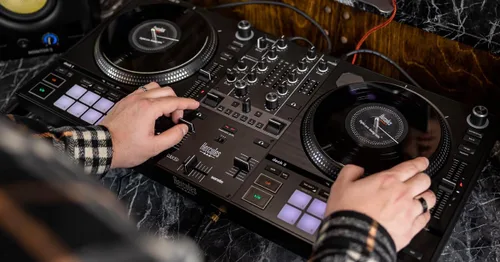 Miniatura 2 de Hercules DJControl Inpulse T7, controlador de DJ motorizado de 2 plataformas con control STEMS integrado, Serato DJ y DJUCED incluidos