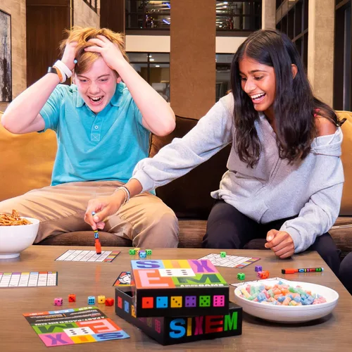 Miniatura 3 de Hootenanny Games Sixem Juego de dados Velocidad, estrategia y sabotaje para la noche de juegos Perfecto para juegos familiares 2-4 jugadores