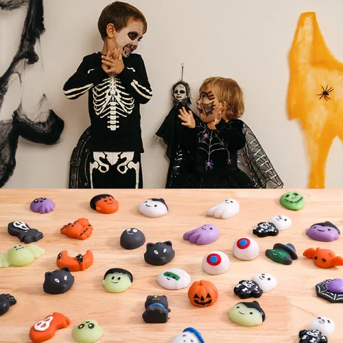 Miniatura 6 de Paquete de 50 bolsas de golosinas de Halloween, juguetes esponjosos Mochi, recuerdos de fiesta para niños, juguetes para la ansiedad Kawaii