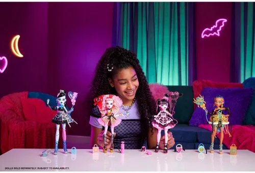 Miniatura 2 de Muñeca de cumpleaños aterradora y dulce de Monster High, Cleo de Nile con vestido de fiesta dorado y accesorios temáticos como invitación, globo
