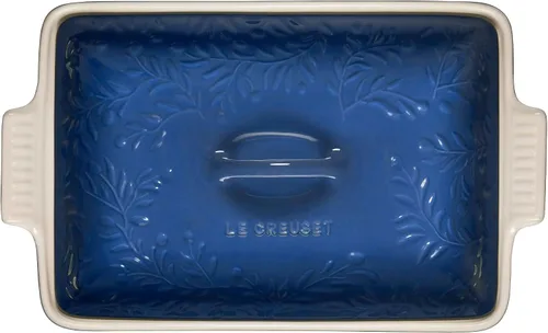 Miniatura 3 de Le Creuset Olive Branch Collection Heritage - Cacerola rectangular cubierta de cerámica, 4 cuartos de galón, Marsella con tapa en relieve