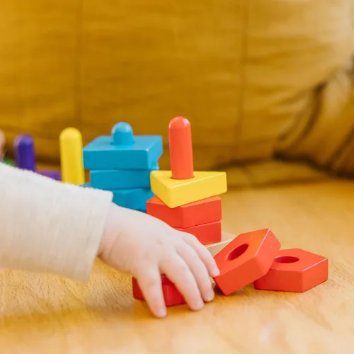 Miniatura 7 de Tablero Melissa & Doug Apila y Ordena, juguete educativo de madera con 15 piezas de madera maciza