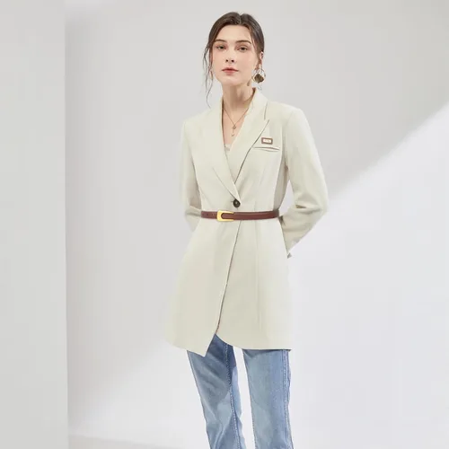 Miniatura 288 de Cinturón de cuero clásico con hebilla de metal para mujer con vestido de jeans