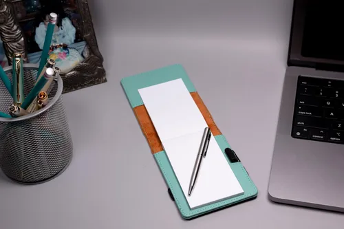 Miniatura 2 de LaserGram Mini padfolio con bloc de notas y bolígrafo, asistente de enfermera certificada por la CNA, grabado personalizado incluido (verde azulado)