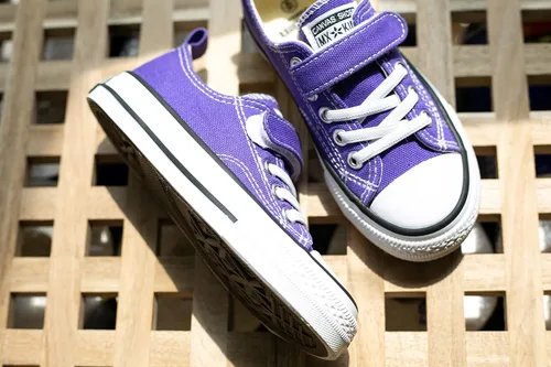 Miniatura 7 de justwaner Zapatos de lona para niños y niñas de parte superior baja ligeros transpirables con gancho y bucle tenis casuales para correr