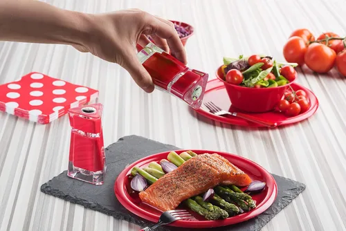 Miniatura 3 de Salero y pimentero rojo acrílico (juego de 2 piezas) Elegantes dispensadores de sal y pimienta con agujeros de tamaño perfecto para condimentos