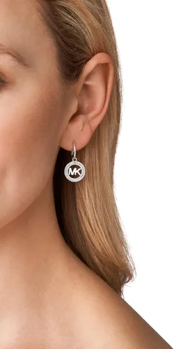 Miniatura 2 de Michael Kors MK Logo Drop Aretes., acero inoxidable, Plateado, MKJ4795040
