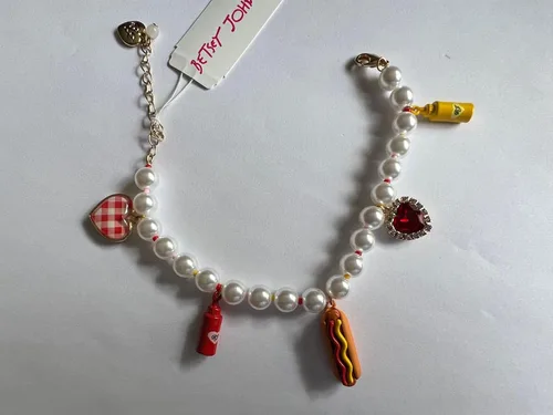 Miniatura 2 de Betsey Johnson Pulsera con dije de corazón de cristal con perlas de imitación de tono dorado, ketchup de perro caliente, fiesta de cumpleaños, día