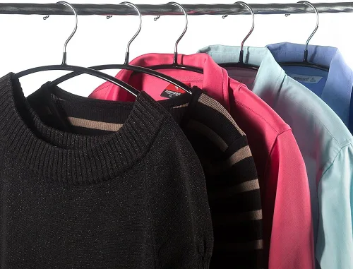 Miniatura 6 de Tosnail Paquete de 20 perchas negras de contorno súper antideslizantes para camisas, perchas para suéteres, solución de suspensión sin hoyuelos