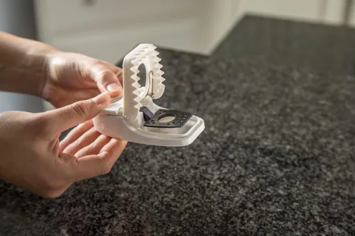 Miniatura 4 de Trampa para ratones Press 'N Set de Tomcat para uso en interiores o exteriores, asesino de ratones con resorte de plástico y pestaña de agarre