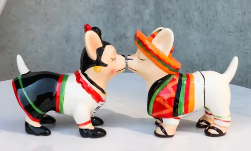 Miniatura 3 de Ebros Chi Chi Chi Kissing Mexicano Chihuahua Mascota Perro con sombrero y serape pareja salero y pimentero Set de figuras de cerámica para fiesta