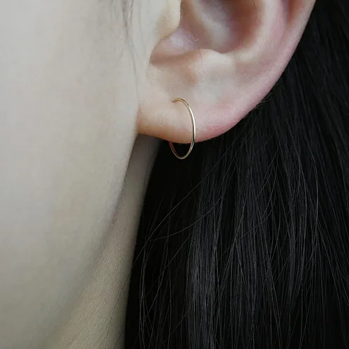 Miniatura 2 de Aretes de aro huggie pequeños y finos para mujer - Rellenos de oro de 14k o plata esterlina, aros pequeños, aretes de aro de oro ligeros Chapado