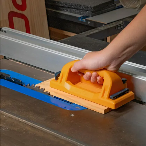 Miniatura 7 de POWERTEC Bloque de empuje con agarre con soporte retráctil, almohadilla antideslizante y mango desplazado para mejorar el control. Ideal