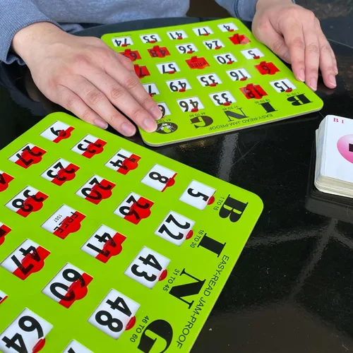 Miniatura 8 de MR CHIPS Juego completo de bingo con tarjetas obturadoras a prueba de atascos, edición verde de fácil lectura, 25 tarjetas de bingo reutilizables