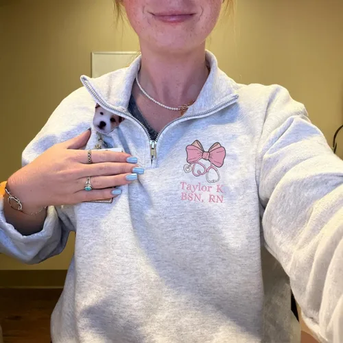 Miniatura 8 de COUPLEHOODIES - Sudadera de enfermería bordada con nombre, personalizada, con cremallera de un cuarto, regalo para asistente de enfermería